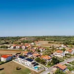 Bavigo For 8 People Near Pula With Wellness & Children Playground Βίλα