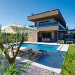 Βίλα Bavigo For 8 People Near Pula With Wellness & Children Playground