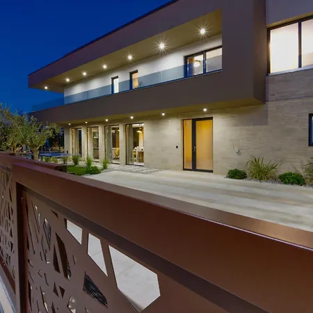 Bavigo For 8 People Near Pula With Wellness & Children Playground Βίλα *